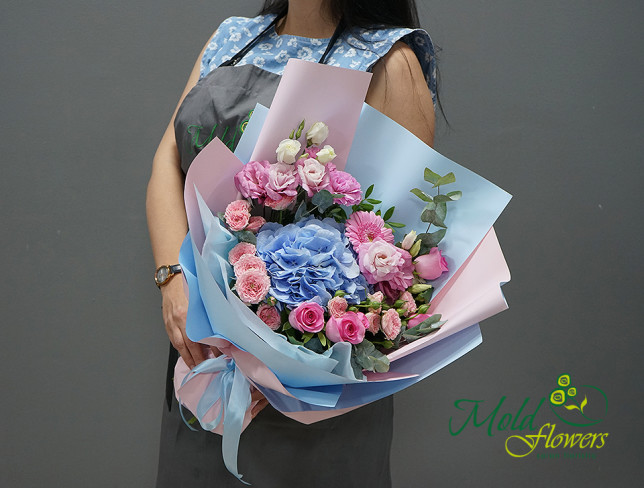 Букет с синей гортензией и розовыми розами Фото
